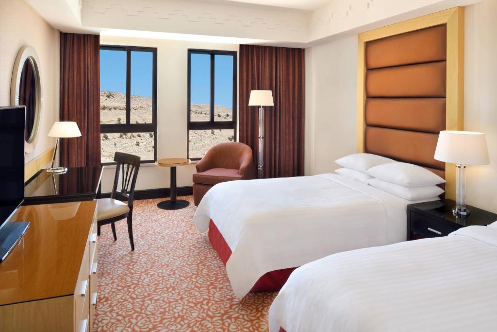 TV a/nebo společenská místnost v ubytování Petra Marriott Hotel