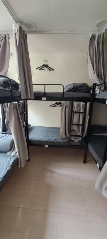 Postel nebo postele na pokoji v ubytování 阿霞袂睏MAMAzzzzHostel