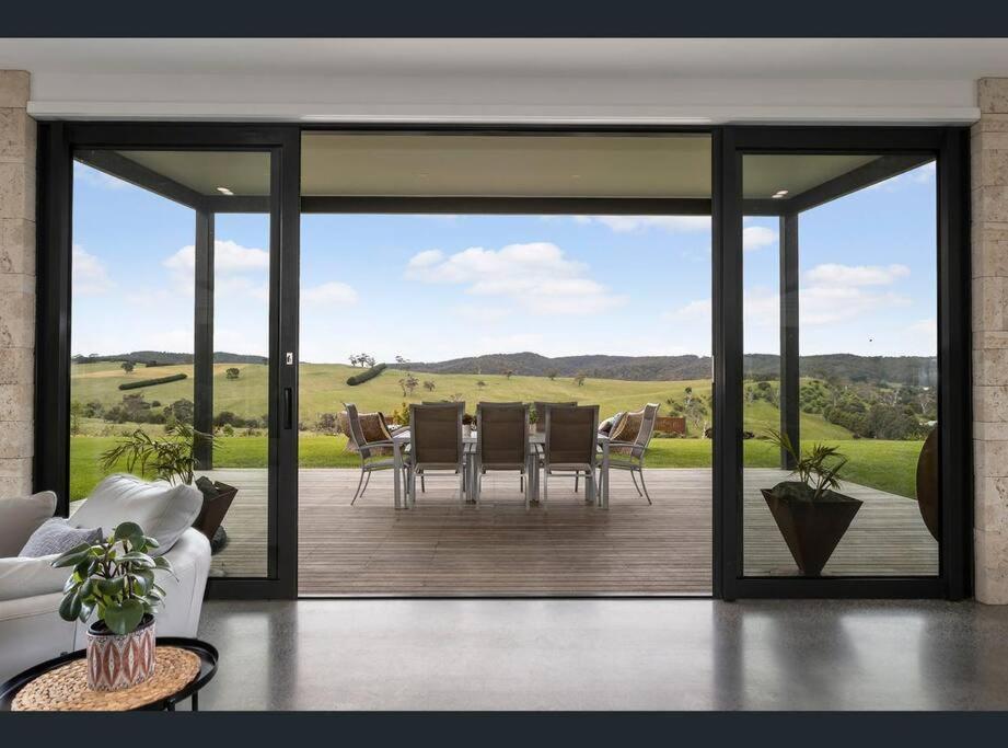 Μπαλκόνι ή βεράντα στο Luxury Modern Farm Stay with Country Living