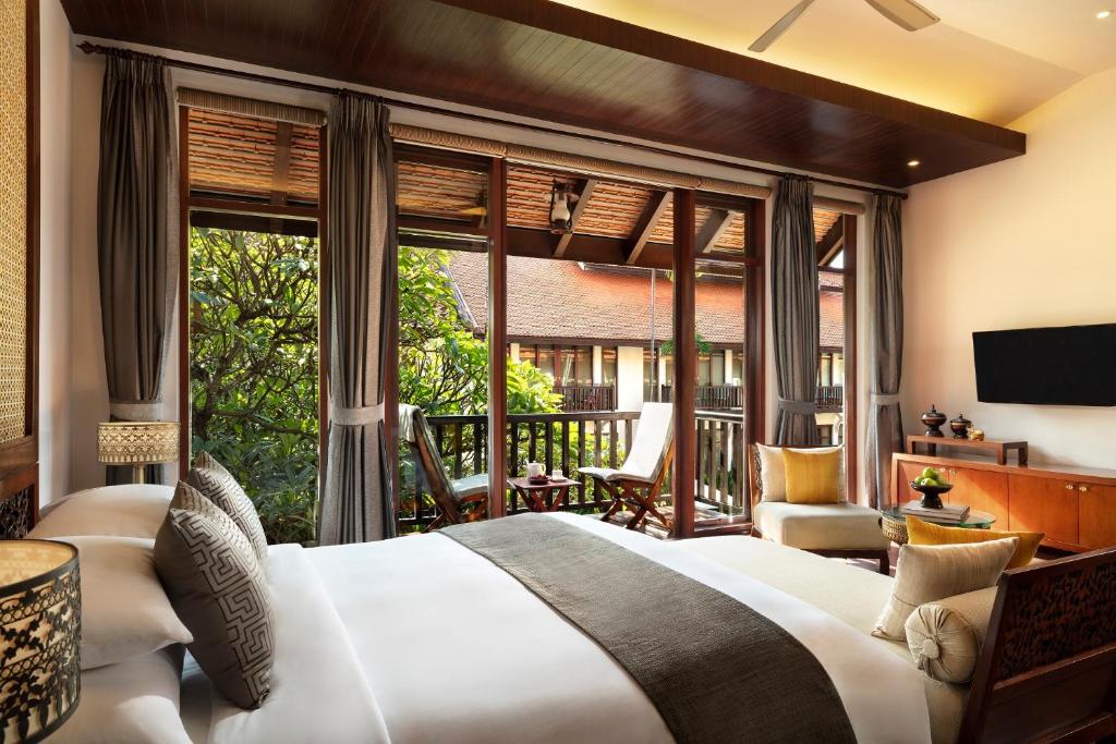 Postel nebo postele na pokoji v ubytování Anantara Angkor Resort