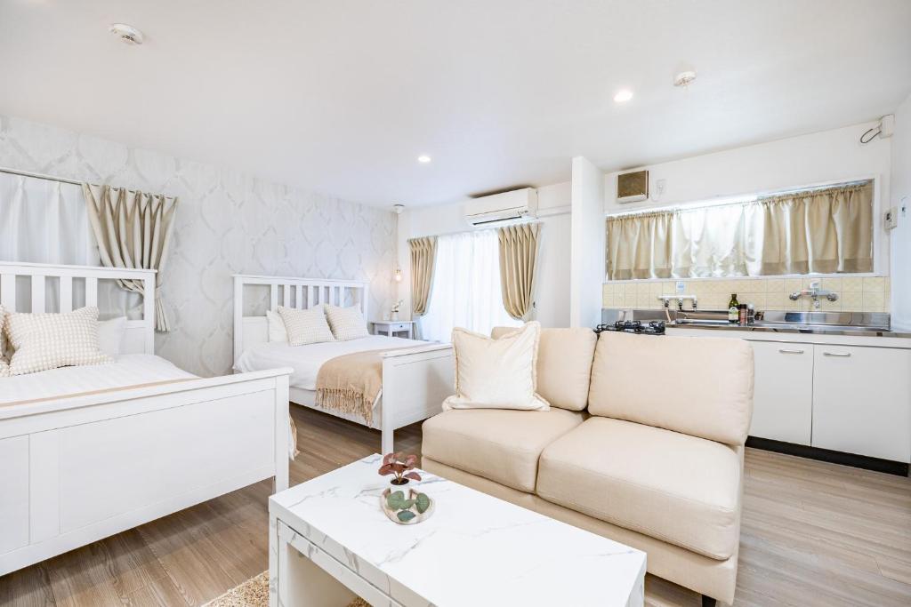 大阪市にあるビジュースイーツ グランピアの白いリビングルーム(ソファ、ベッド付)