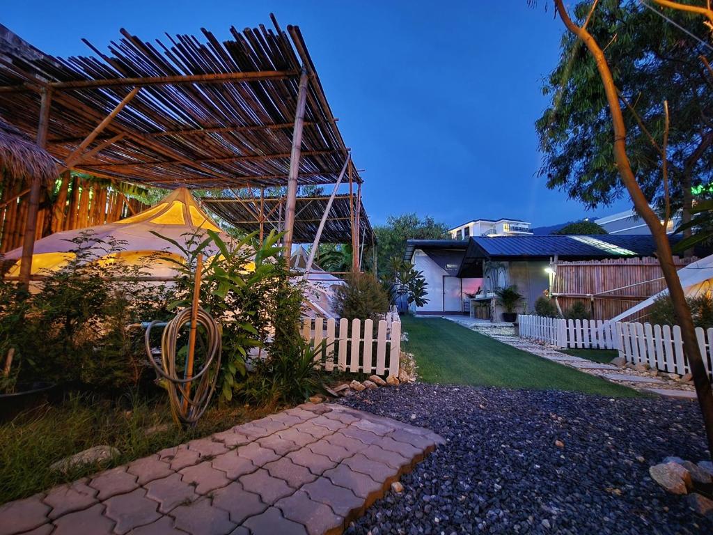 Zahrada ubytování Bambus Restaurant, Bar & Glamping