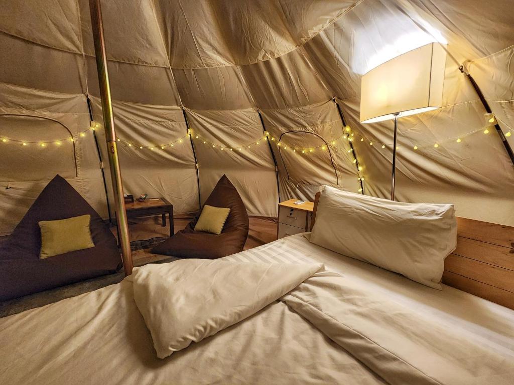Postel nebo postele na pokoji v ubytování Bambus Restaurant, Bar & Glamping