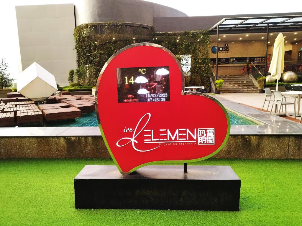 ein Schild in Form eines Herzens in einem Gebäude in der Unterkunft GENTING FoggyCold StayCation AT Ion Delemen By HAPYHOME in Genting Highlands