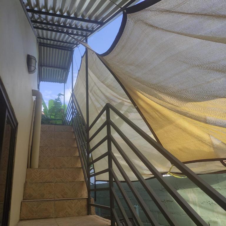 Cozy Apartements في باراماريبو: درج في مبنى عليه شبكة