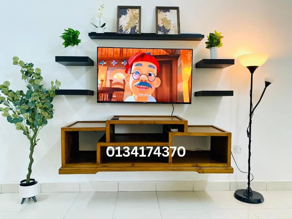 Elle comprend une télévision à écran plat installée au-dessus d'un mur. dans l'établissement Alyn Home Kluang V Netflix, à Keluang