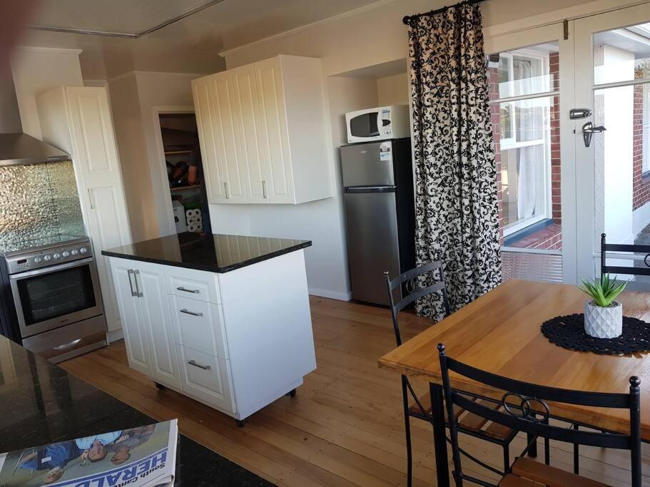 Kuchyň nebo kuchyňský kout v ubytování Handy Location - 3brd home!