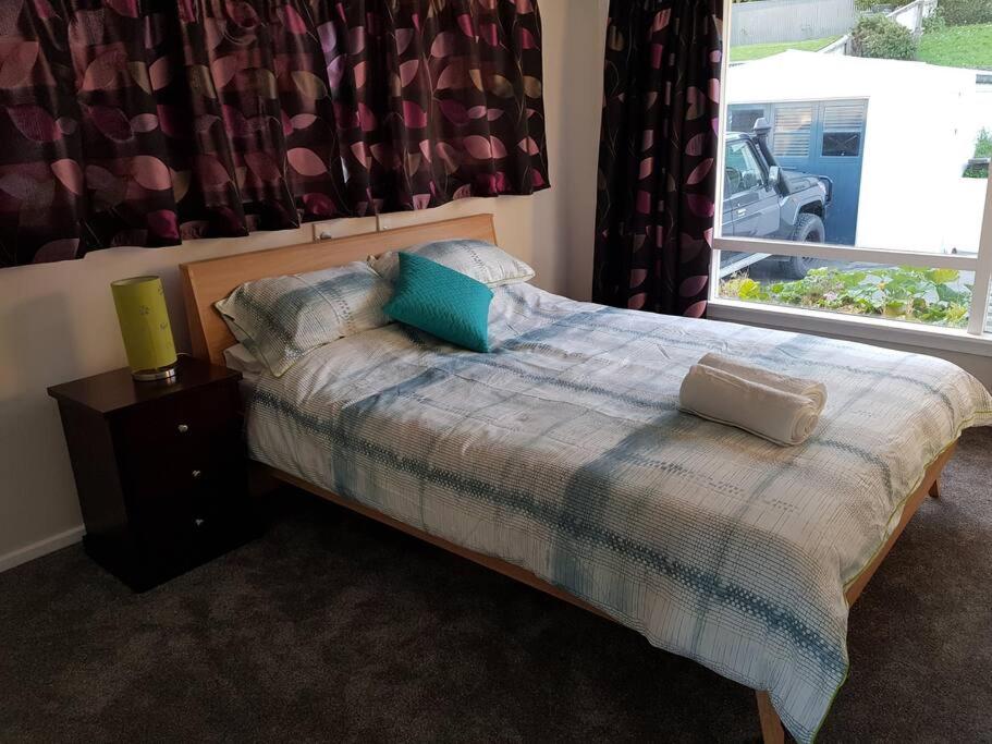 Postel nebo postele na pokoji v ubytování Handy Location - 3brd home!