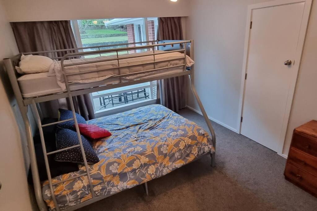 Postel nebo postele na pokoji v ubytování Handy Location - 3brd home!