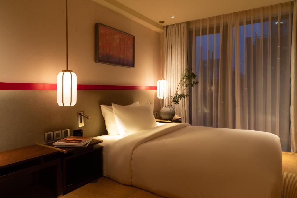 Postel nebo postele na pokoji v ubytování Suzu Saigon - A Boutique Hotel