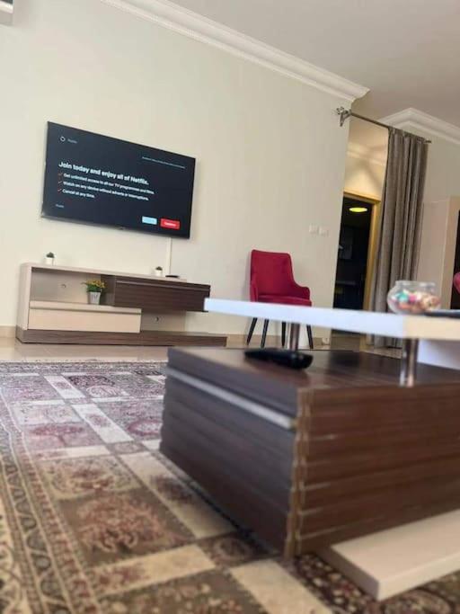 TV a/nebo společenská místnost v ubytování furnished Hotel apartment with Private Garden B8