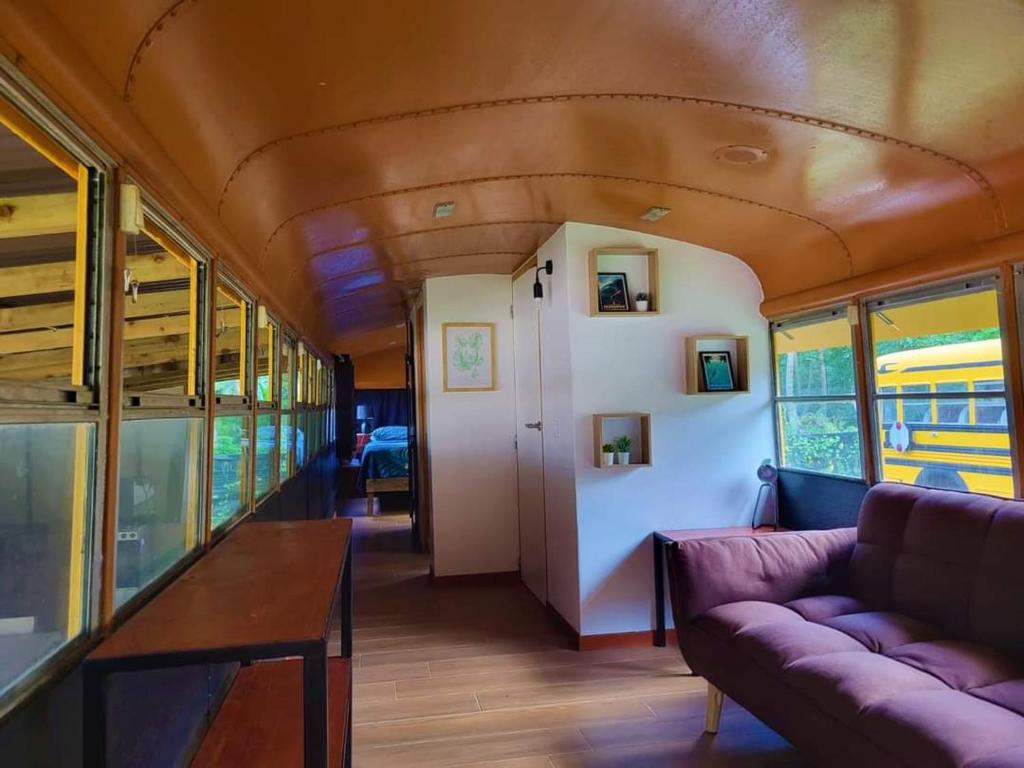Zona d'estar a Moe Bus House