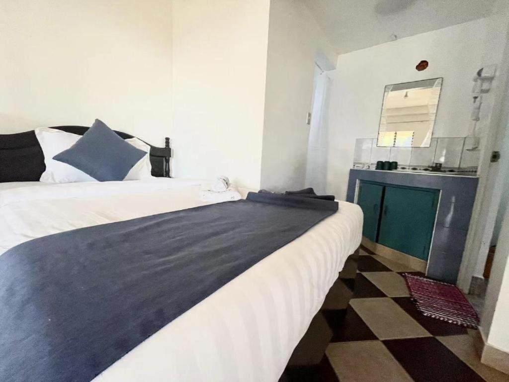 Postel nebo postele na pokoji v ubytování Azure Camotes Resort Hotel