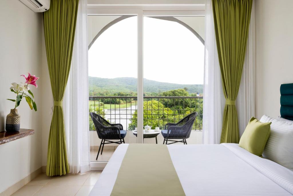Stone Wood Hotel Amboli - Premium Viervoudige Kamer