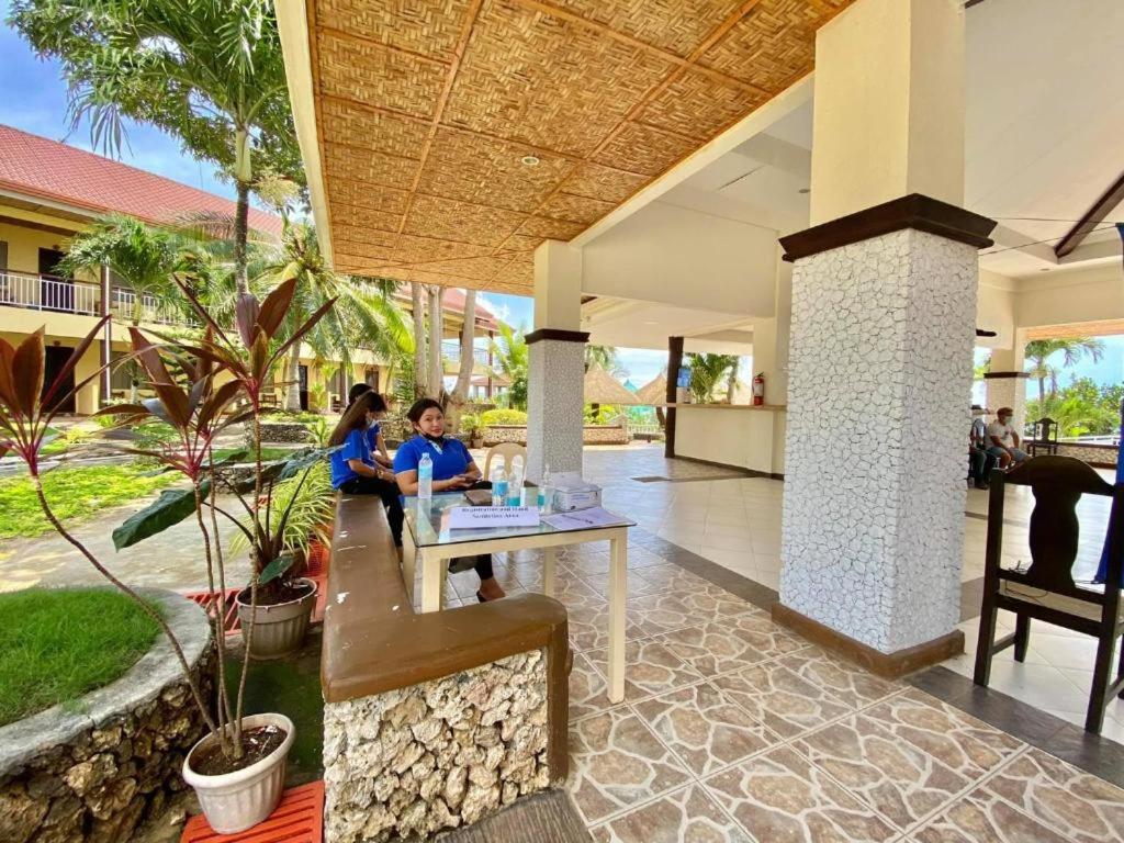 Patio nebo venkovní prostory v ubytování Azure Camotes Resort Hotel