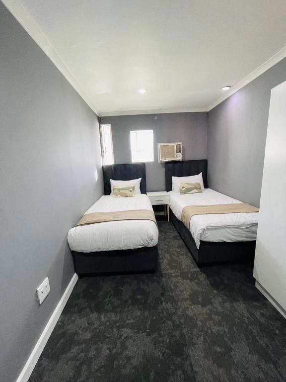 a room with two beds in a room at CBD City views on 61 wale street by M&B in Cape Town