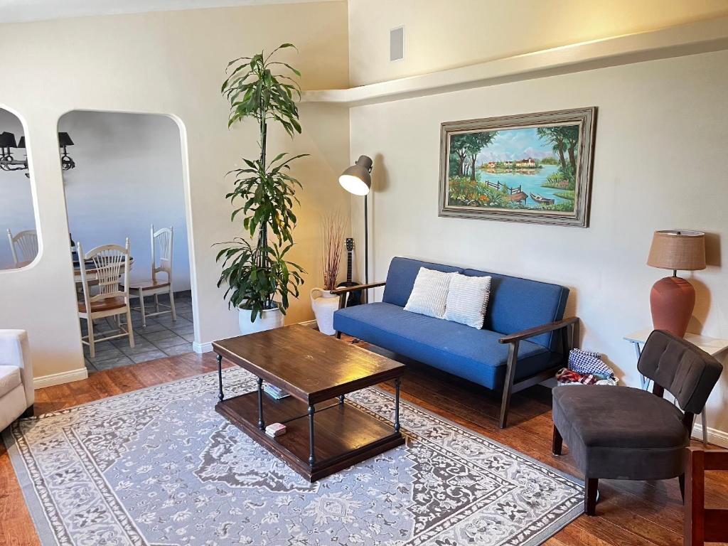 Cozy Family Hideaway, sleeps 8, 4 tv's yard, shops - Three-Bedroom House