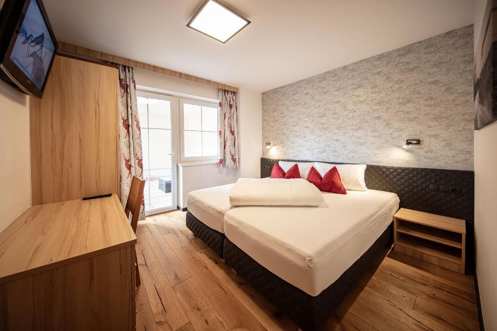 A bed or beds in a room at Panoramablick Sölden