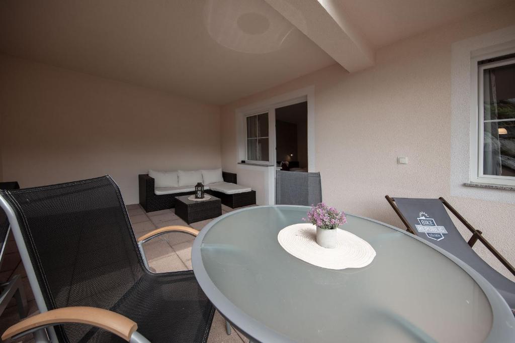 A seating area at Panoramablick Sölden