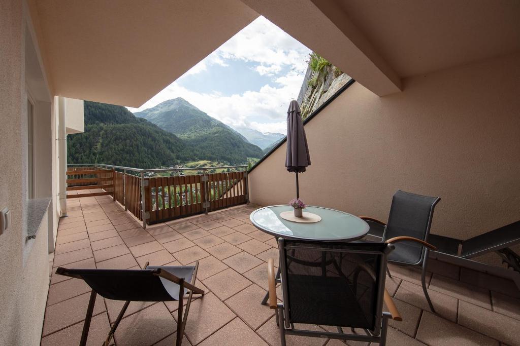 A general mountain view or a mountain view taken from Az apartmant