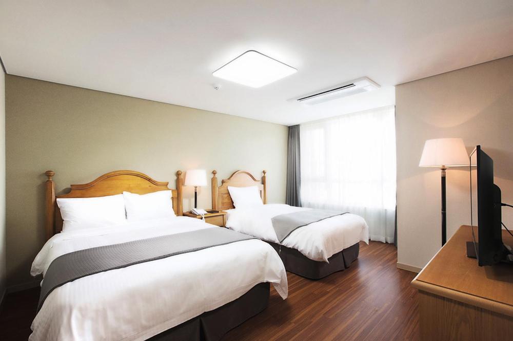 Postel nebo postele na pokoji v ubytování Crown Harbor Hotel Busan