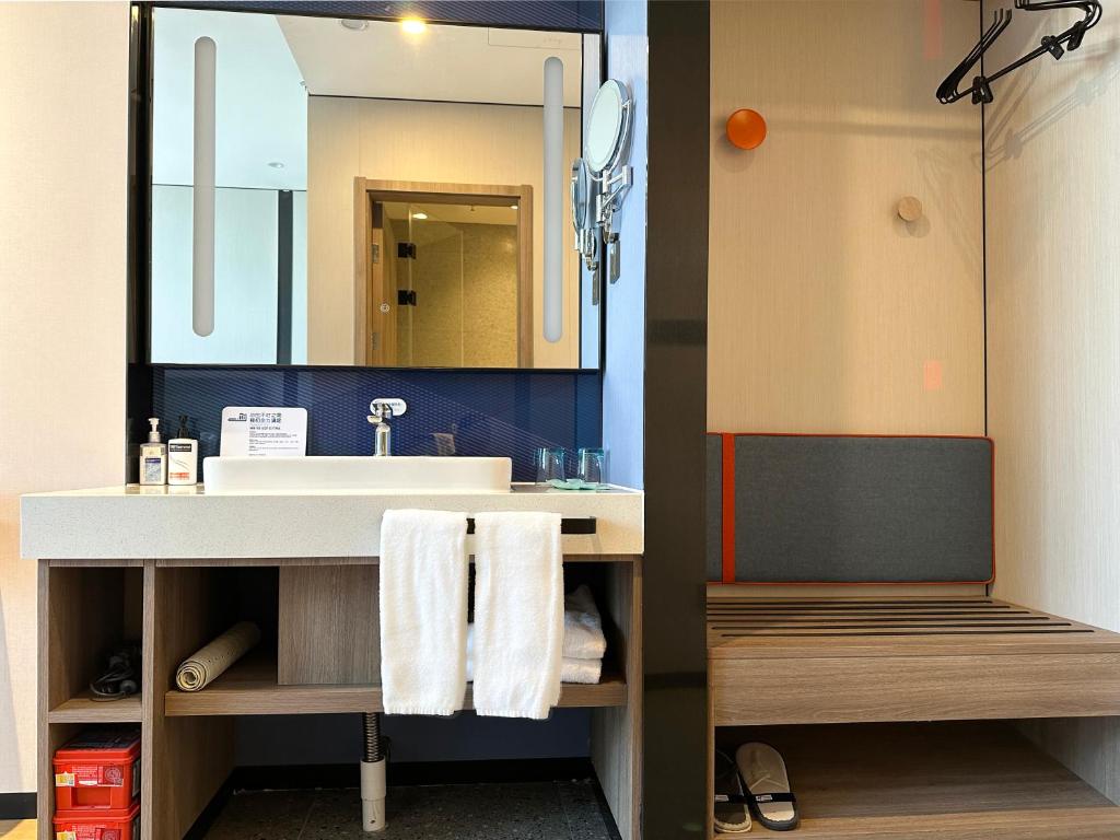 Holiday Inn Express Beijing Conference Center, an IHG Hotel - Standard Zimmer Mit Kingsize-Bett