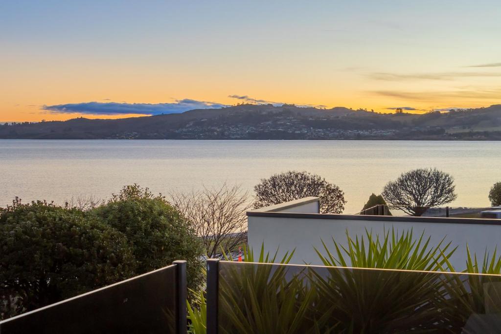 Gather Taupo - Lakeview - Spa Pool - Resim 1