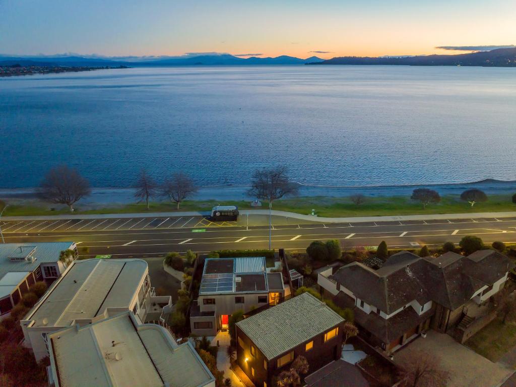 Gather Taupo - Lakeview - Spa Pool - Resim 12