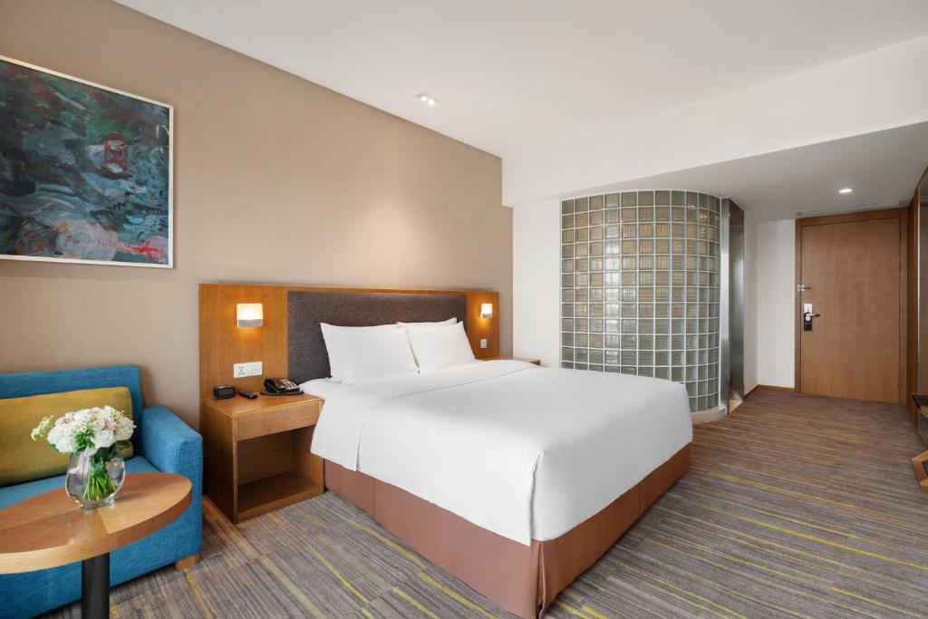 Holiday Inn Express Chengdu Airport Zone Free shuttle from Shuangliu International Airport to the hotel an IHG Hotel - Standard King Room - High Floor