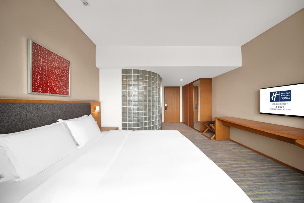 Holiday Inn Express Chengdu Airport Zone Free shuttle from Shuangliu International Airport to the hotel an IHG Hotel - Standard King Room