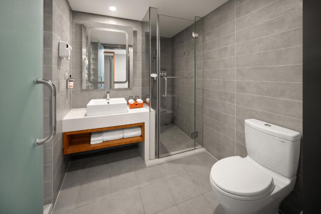Holiday Inn Express Chengdu Airport Zone Free shuttle from Shuangliu International Airport to the hotel an IHG Hotel - Standard King Room With Extra Floor Space