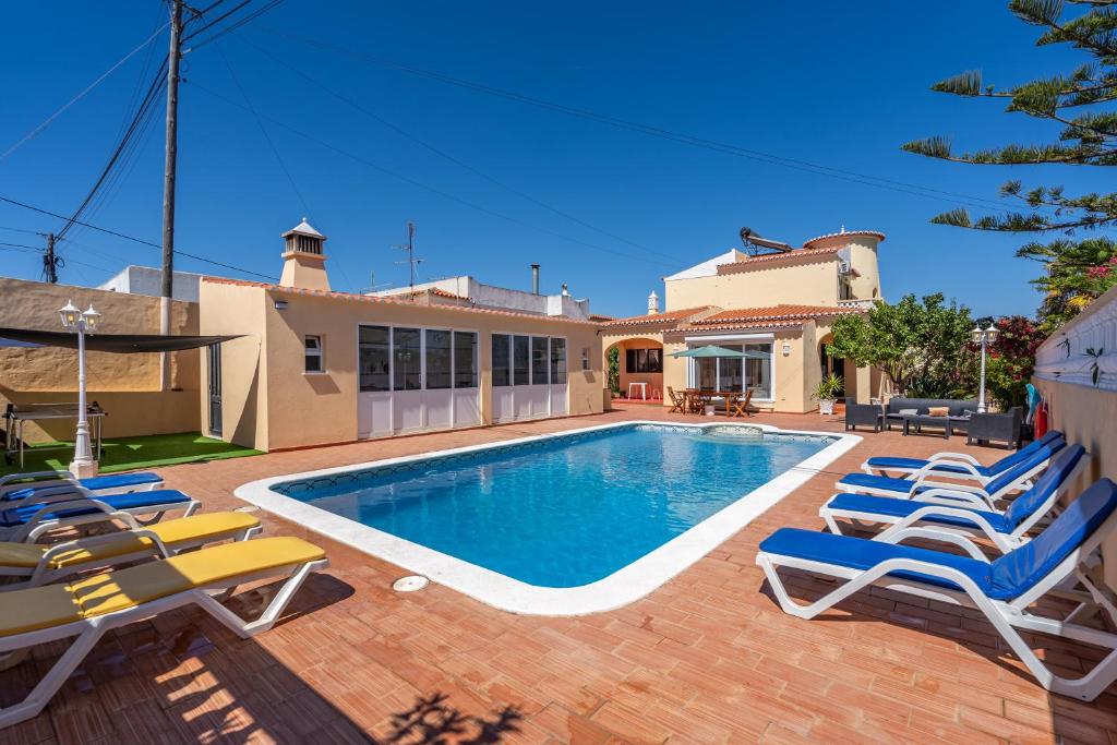 Bazén v ubytování Villa das Nogueiras nebo v jeho okolí