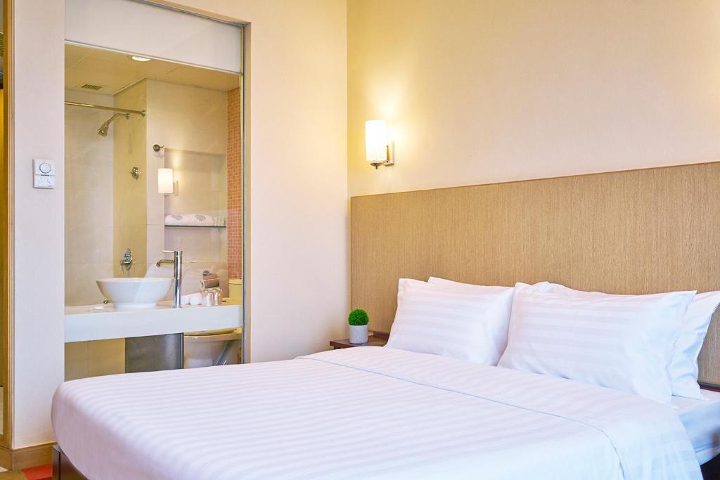 Rúm í herbergi á Hotel COZi Harbour View