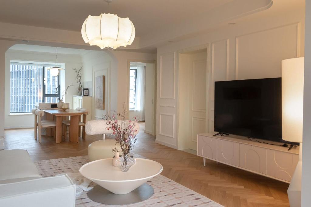 Gallery image of Eastern Hub - Bund Branch 3-Bedroom Near Yuyuan Garden, Nanjing Road with Shanghai Tower Views, Near Subway in Shanghai