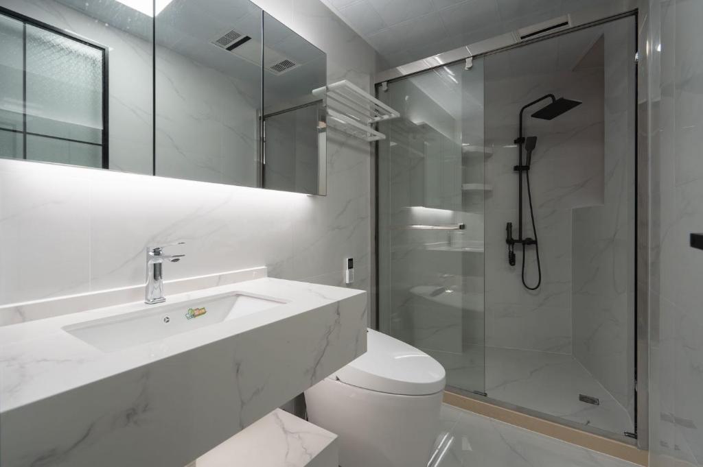 Gallery image of Eastern Hub - Bund Branch 3-Bedroom Near Yuyuan Garden, Nanjing Road with Shanghai Tower Views, Near Subway in Shanghai
