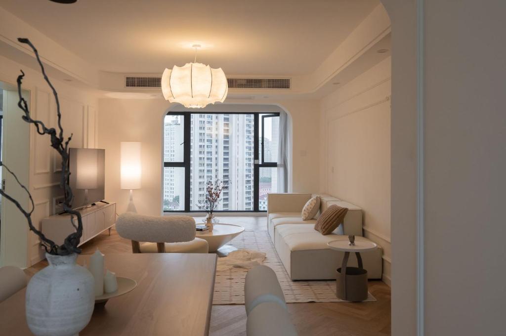 un soggiorno con un divano e un tavolo di Eastern Hub - Bund Branch 3-Bedroom Near Yuyuan Garden, Nanjing Road with Shanghai Tower Views, Near Subway a Shanghai