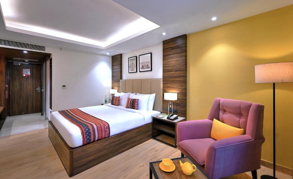 Postel nebo postele na pokoji v ubytování Golden Tulip Agra