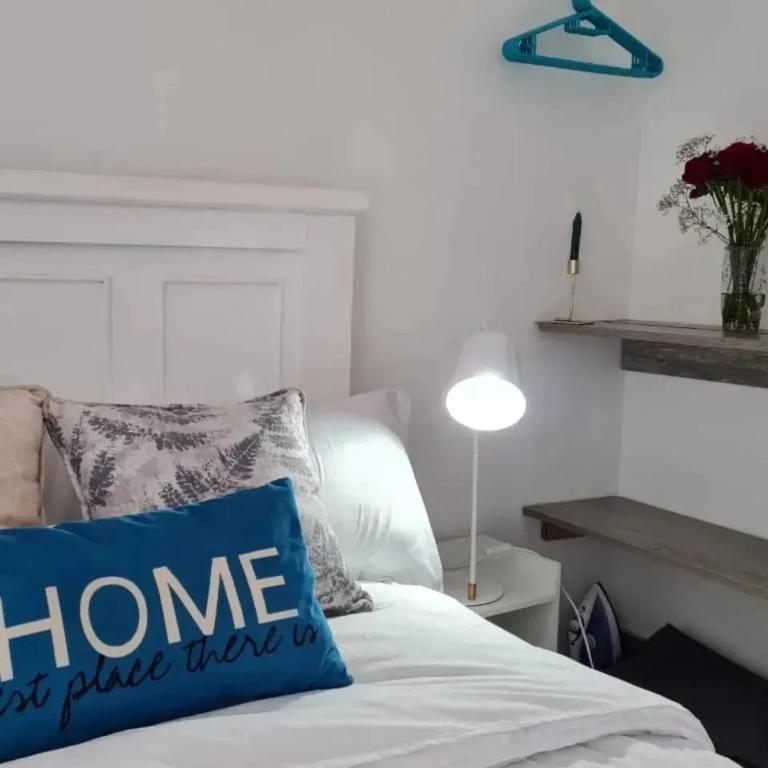 Postel nebo postele na pokoji v ubytování BnB along Ngong Road