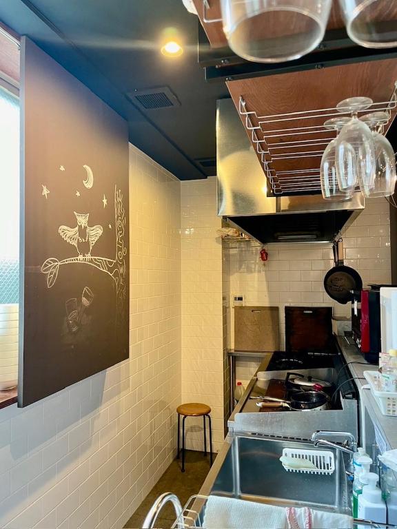 Kuchyň nebo kuchyňský kout v ubytování Wise Owl Hostels Kyoto