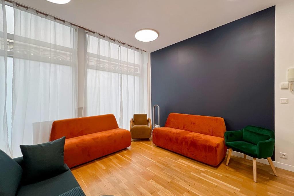 un salon avec un canapé et deux chaises dans l'établissement Nice 2 rooms near the Place de la Nation, à Paris