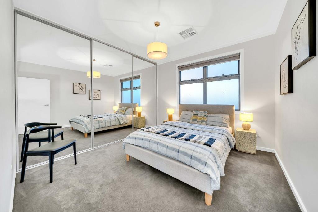 Luxury on City Fringe in Klemzig By Elegant Stays في Campbelltown: غرفة نوم بها سرير ومكتب ومرآة