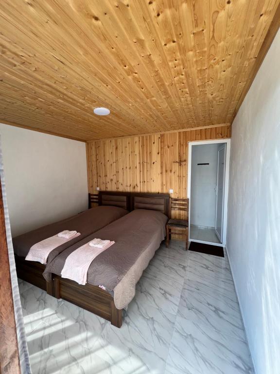 Postel nebo postele na pokoji v ubytování Ardoti Inn