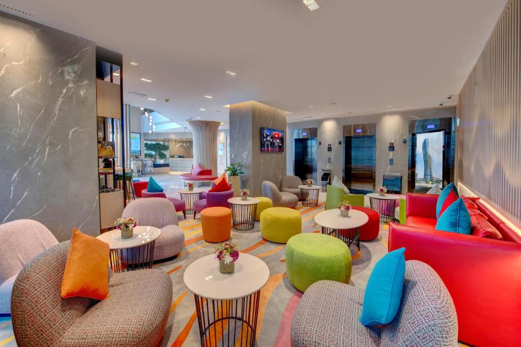 Posezení v ubytování La Quinta by Wyndham Abu Dhabi Al Wahda
