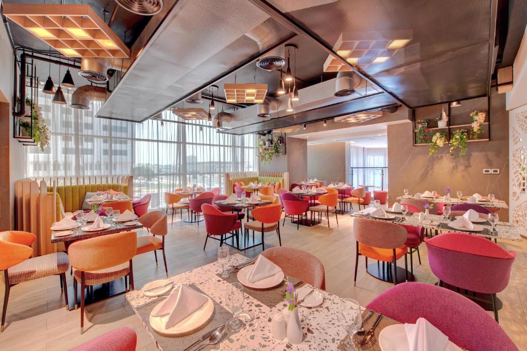 Restaurace v ubytování La Quinta by Wyndham Abu Dhabi Al Wahda
