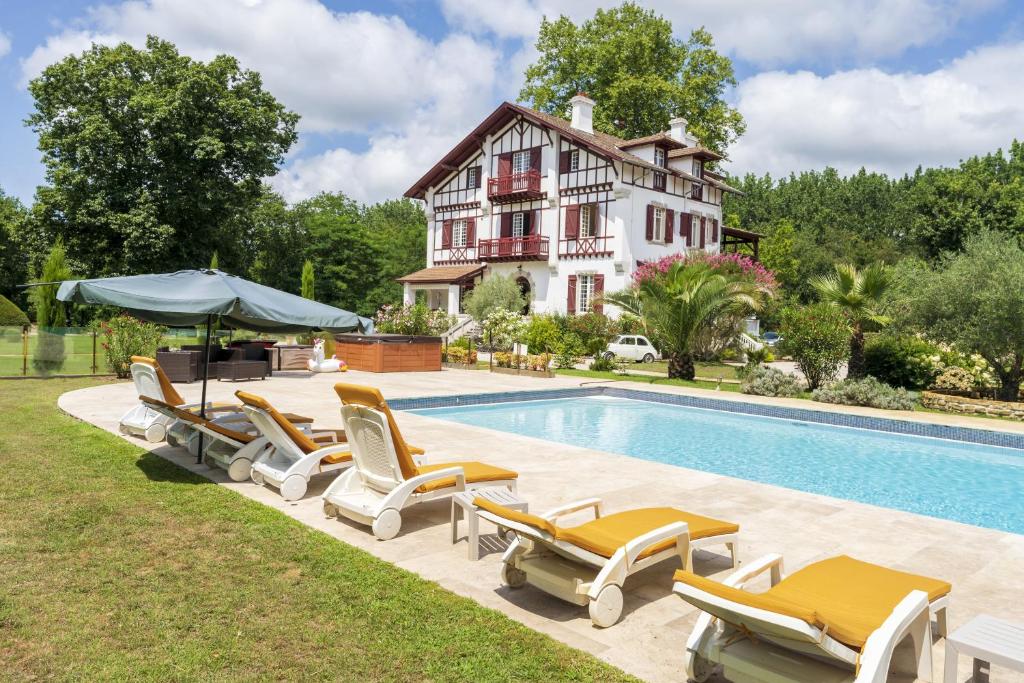 Πισίνα στο ή κοντά στο Domaine de Bellegarde