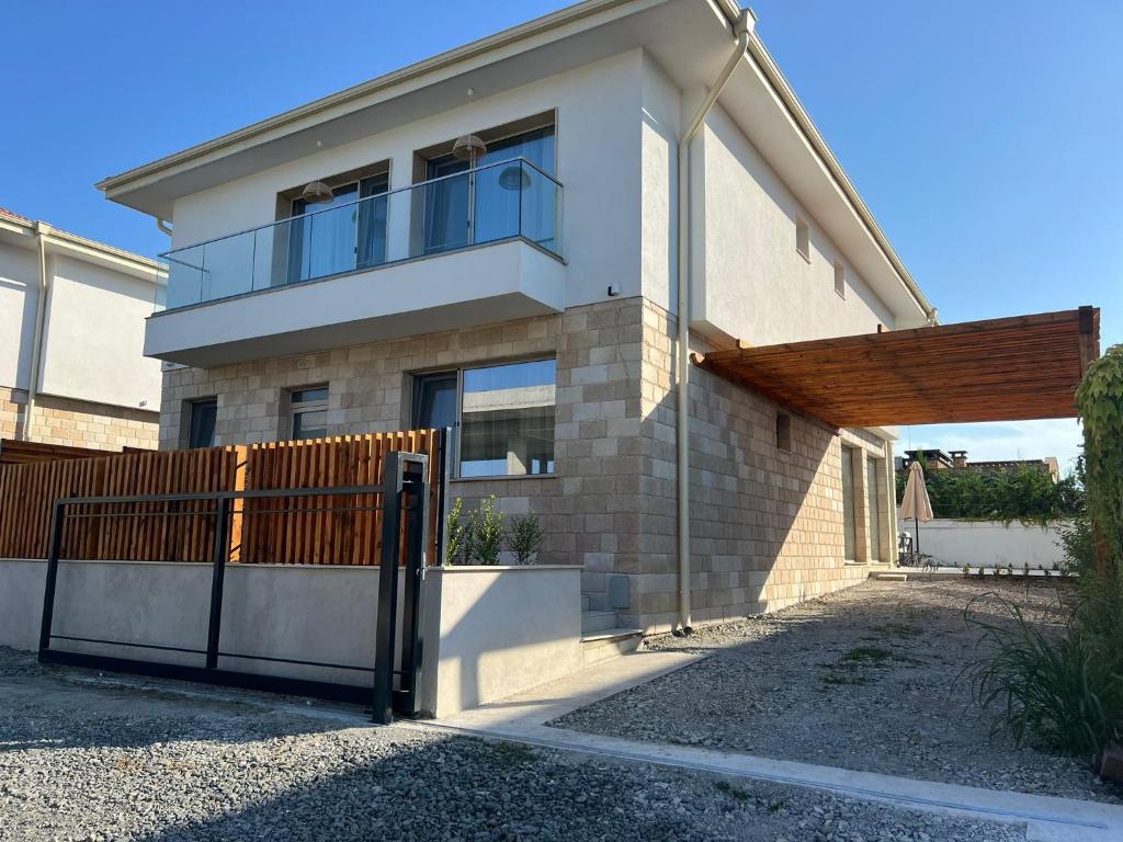 Το κτήριο όπου στεγάζεται  η βίλα