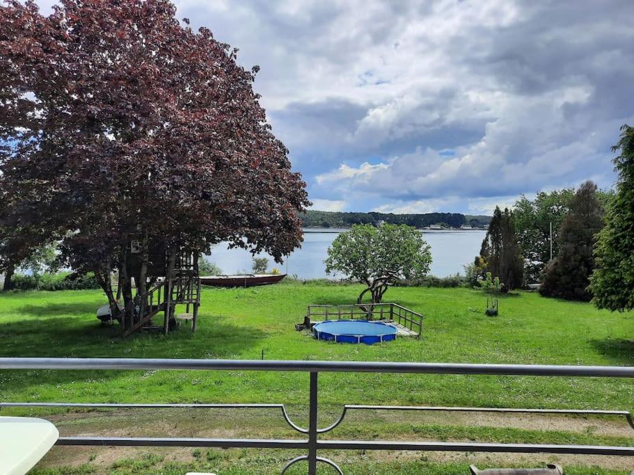 une vue sur un parc avec une table de pique-nique et un lac dans l'établissement Maison au bord de l'eau, à Baden