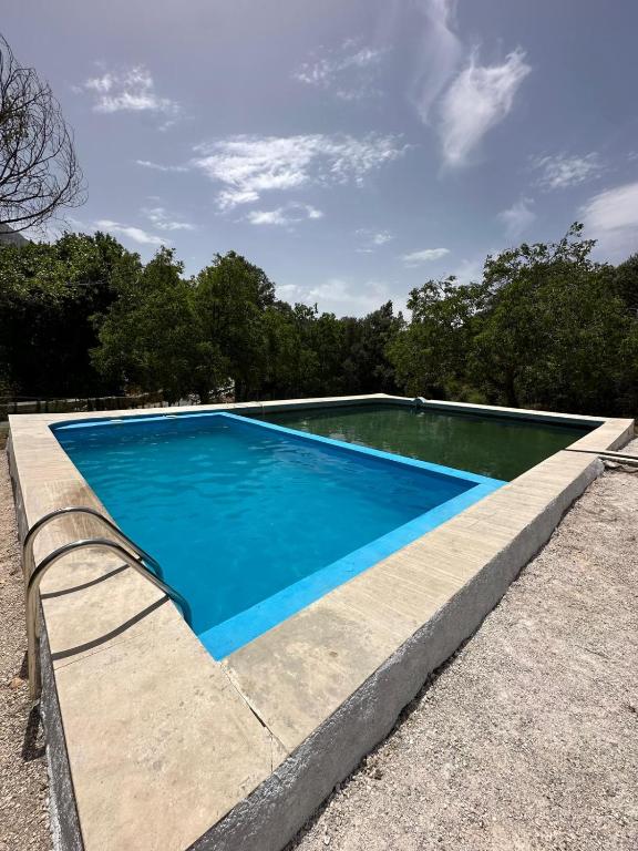The swimming pool at or close to CORTIJO VIANA LA SAGRA