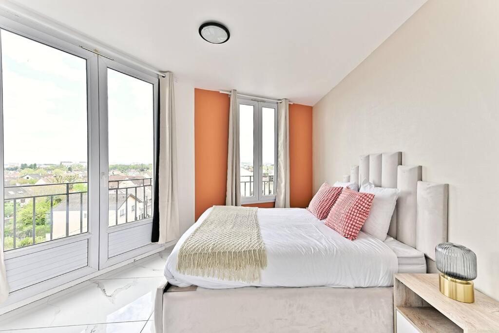 une chambre avec un lit et une grande fenêtre dans l'établissement Serenity spot at Gagny- Near Paris- III, à Gagny