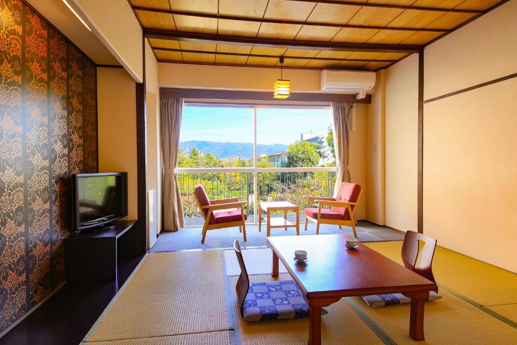 TV a/nebo společenská místnost v ubytování Ooedo Onsen Monogatari Hotel Shinko